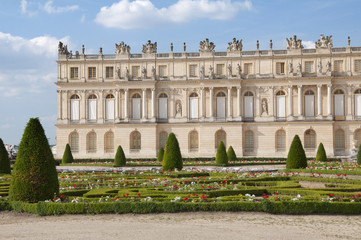 Fototapeta na wymiar Les parterres de fleurs du chateau de Versailles