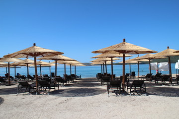 Sonnenschirme auf einem kroatischen Strand