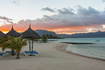 plage de l'île Maurice après le coucher du soleil 
