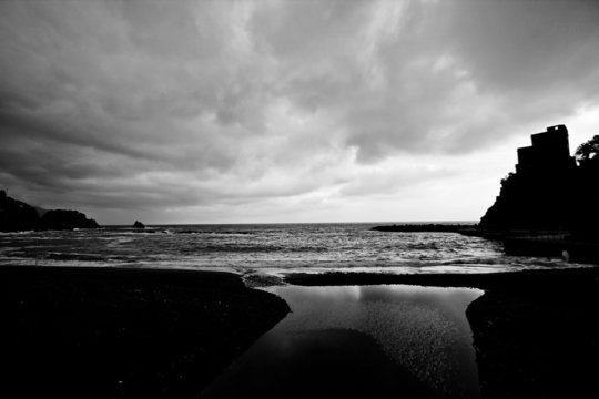 Fototapeta Seaside beach in black and white