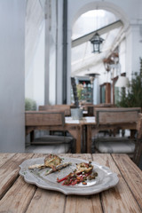 Piatto di sardine in ristorante alla moda.