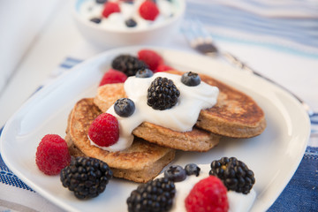 Pfannkuchen mit Beeren
