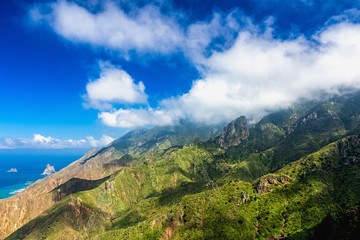 Naklejka premium Clouds and green mountains