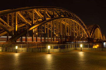 Hohenzollernbrücke in Köln bei Nacht