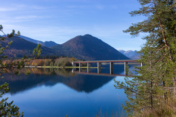 Fototapeta premium Blick auf die Brücke über den Sylvensteinstausee im Herbst