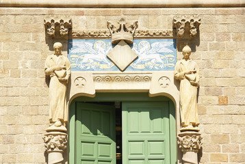 Detalle arquitectónico de una puerta en el Hospital de Sant Pau de Barcelona
