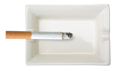 Zigarette mit Porzellan-Aschenbecher