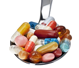 Löffel mit verschiedenen Tabletten