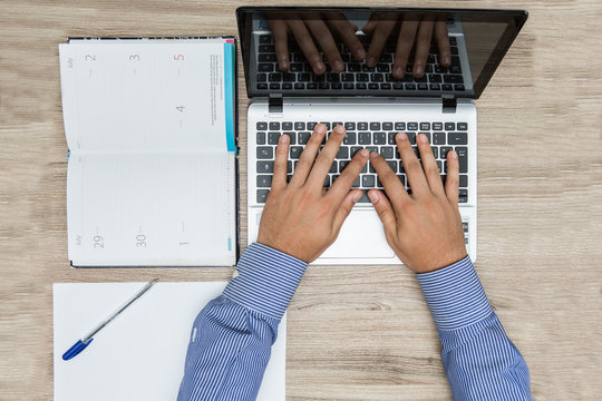 mani di uomo di affari su un laptop