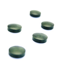 Fototapeta na wymiar Bio Spirulina Tabletten (Nahrungsergänzungsmittel Blaualge)
