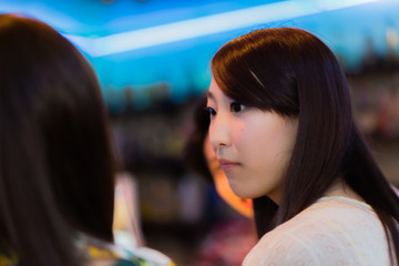 カウンターでお酒を飲む若者   © Taku