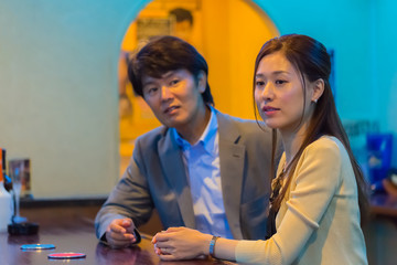 カウンターでお酒を飲むカップル   © Taku