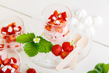 Summer dessert: strawberry with yoghurt cream and meringue in gl