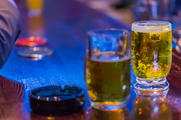 バーカウンターのビール
