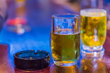 バーカウンターのビール
