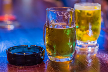 バーカウンターのビール
