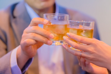 乾杯するカップル   © Taku