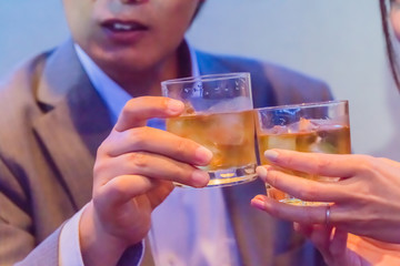 乾杯するカップル   © Taku