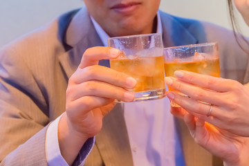 乾杯するカップル   © Taku