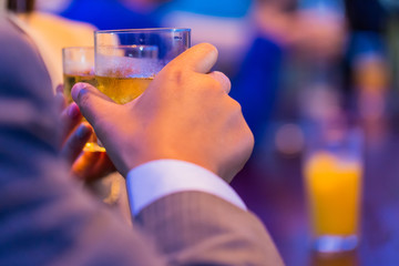 乾杯するカップル   © Taku