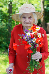 Elderly with a bouquet