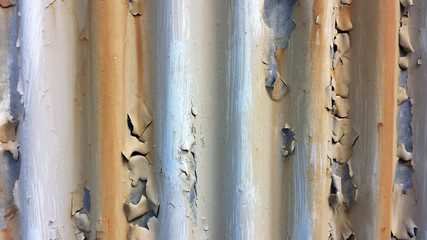 Wellblech mit abblätternder Farbe