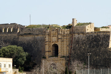 Obraz premium Vieille porte dans les fortifications de Birgu