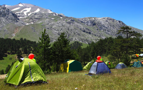 çadır kampı ve etkinlik için dağcıların toplanmaları
