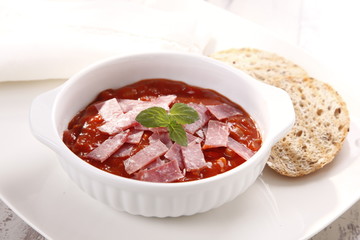 sauce, tomato with vegetables and ham 