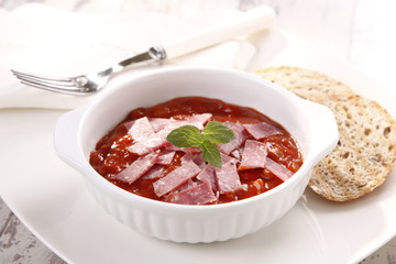 sauce, tomato with vegetables and ham 