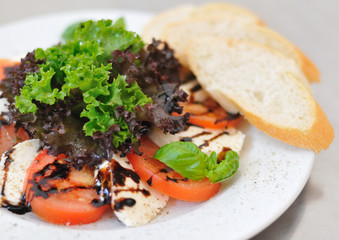 Insalata Caprese mit Tomaten, Mozzarella und Baguette