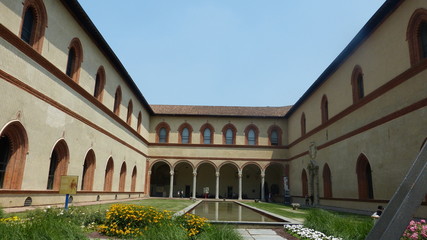 Fototapeta na wymiar Innenhof Castello Sforzesco