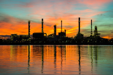 Obraz na płótnie Canvas Oil refinery