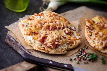 Flammkuchen mit Kartoffeln auf Holzbrett