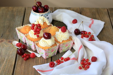 Ванильные кап - кейки со сливочным кремом и  ягодами