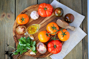 Помидоры ассорти с базиликом и оливковым маслом