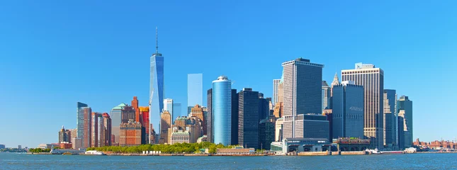 Fotobehang New York City lagere Manhattan financiële wall street district gebouwen skyline op een mooie zomerdag met blauwe lucht © FotoMak