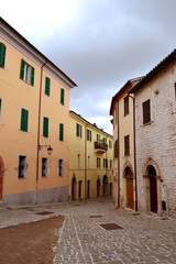 Dorfstraße in Sassoferrato - Italien 