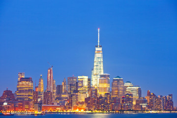 Obraz premium New York City skyline of financial business buildings in Manhattan illuminated at night
