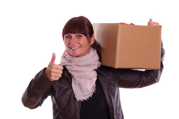 Frau mit Umzugskarton und Daumen hoch