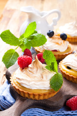 Homemade tartlets with lime curd and meringue 