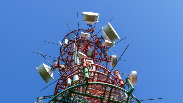 Sendeturm in der Sonne vor blauem Himmel