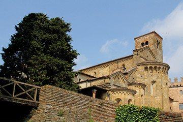 Fototapeta na wymiar Castell'Arquato; Collegiata di Santa Maria; abside e campanile