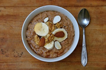 Oatmeal with banana, chocolate, almonds, walnuts, honey