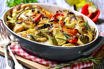 Chicken baked with bell pepper and onion.