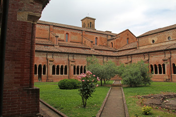 abbazia di Chiaravalle della Colomba; il Chiostro