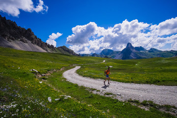 Fototapeta na wymiar Allenamento di trail running su strade di montagna