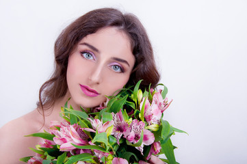 Naklejka premium Young woman with gray eyes and long brown hair holding pink flow