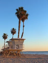 Life Guard Tower mit Palmen bei Sonnenuntergang in Kalifornien © dcorneli