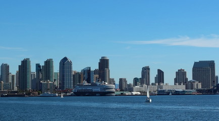 Fototapeta premium View of the City Skyline with water and boats 